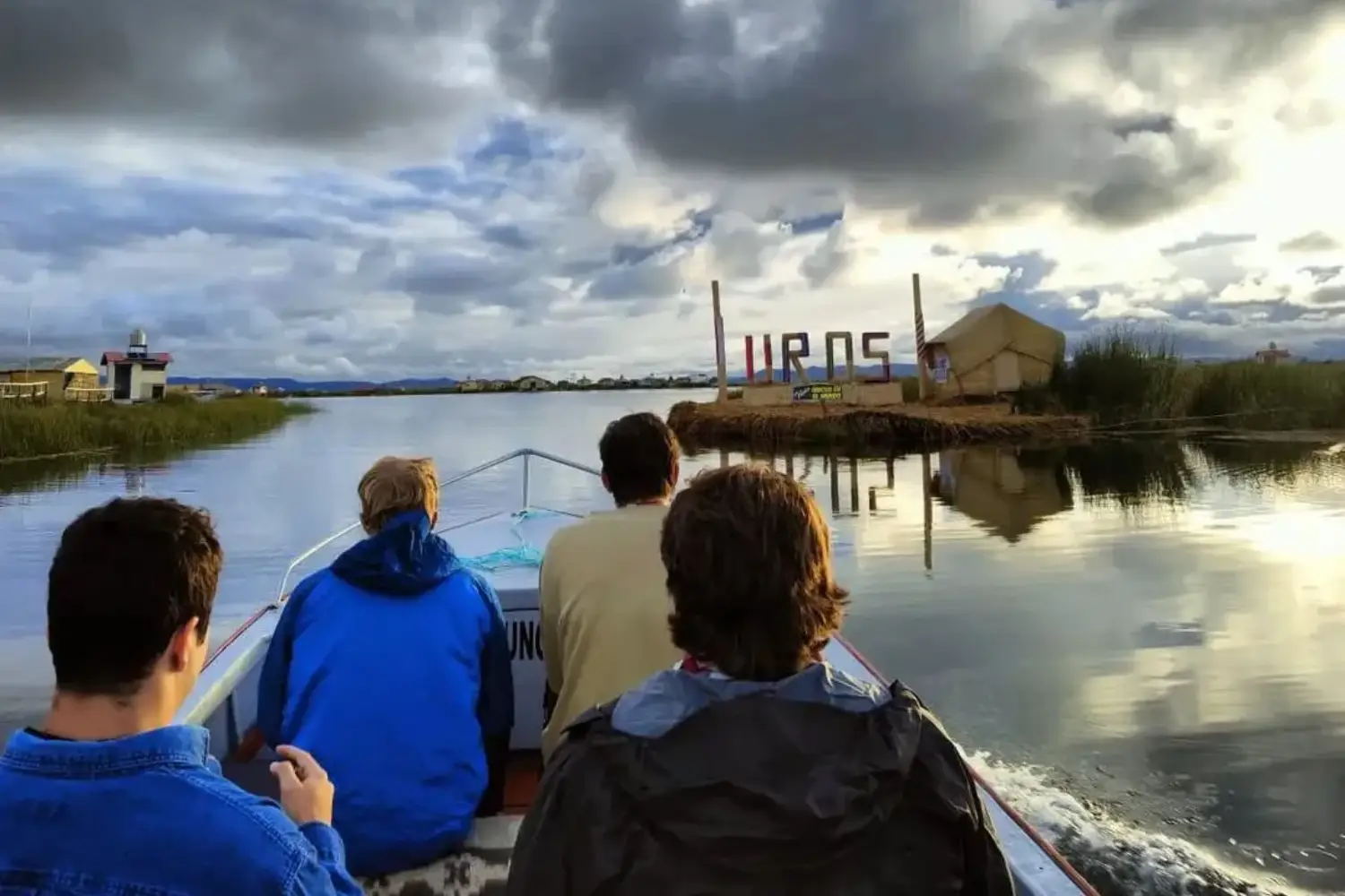 Tour de meio dia: Ilhas flutuantes de Uros – O Legado vivo do Lago Titicaca